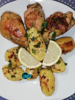 صورة لوصفة طبق دجاج والبطاطا سوطي بالأعشاب (زعيترة و الريحان)