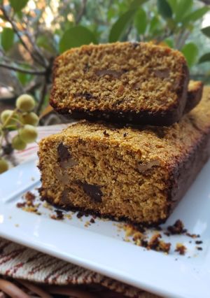 Una foto de Budín de flan- choco- nueces-🤩