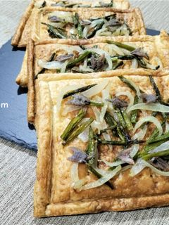 Una foto de Hojaldres de espárragos, cebolla y anchoas