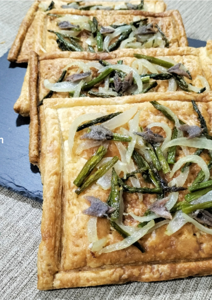 Una foto de Hojaldres de espárragos, cebolla y anchoas