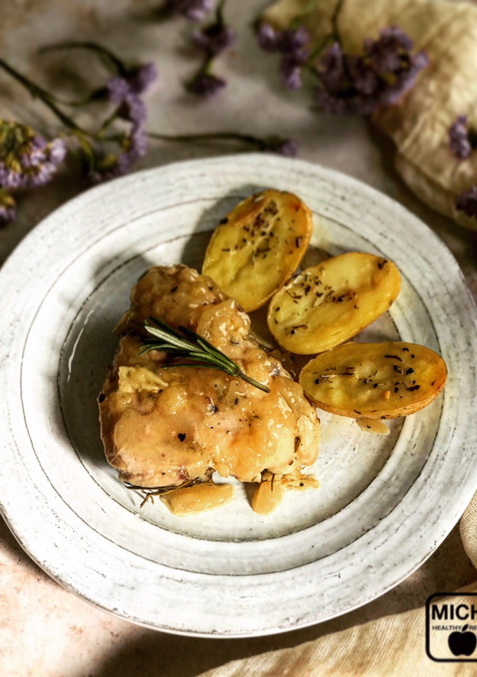 Una foto de Muslos y contramuslos de pollo asado a la cerveza
