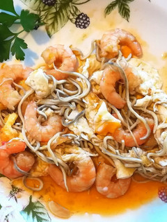Una foto de Huevos rotos con gulas y langostinos