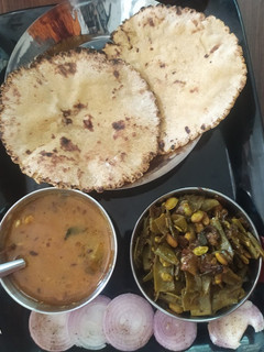 મકાઇ ના રોટલા (Makai Rotla Recipe In Gujarati) રેસીપી મુખ્ય ફોટો