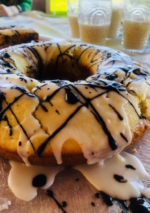Una foto de Budín de limón con glasé y chocolate amargo