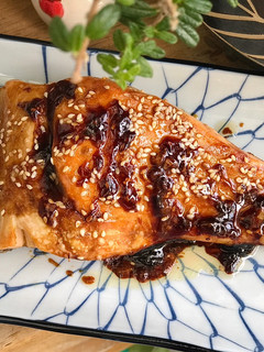 Hình của món Cá hồi nướng teriyaki.