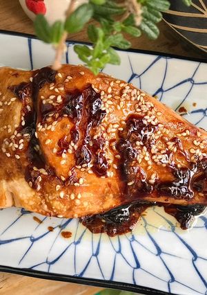 Hình của món Cá hồi nướng teriyaki.