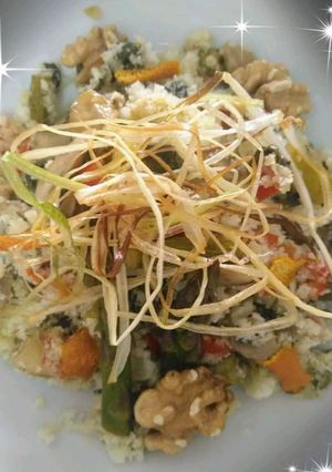 Una foto de Arroz de coliflor con verduritas crujiente de puerro