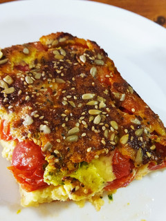 Una foto de Pastel símil caprese