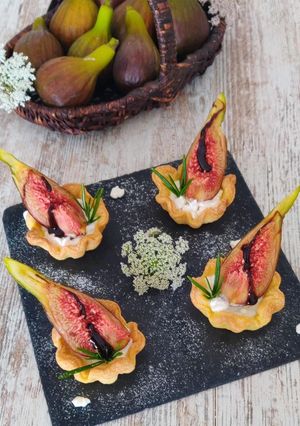 Une photo de Minis tartelettes aux figues /cottage cheese /crème balsamique