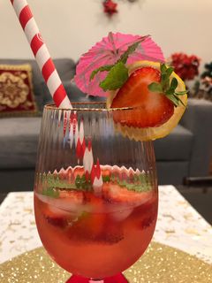 स्ट्रॉबेरी, नींबू कॉकटेल (strawberry nimbu cocktail recipe in Hindi) रेसिपी मुख्य फोटो