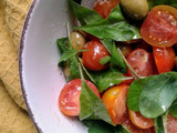 Ensalada de Tomatitos Cherry con Rúcula y Aceitunas Sevillanas