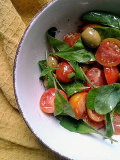 Una foto de Ensalada de Tomatitos Cherry con Rúcula y Aceitunas Sevillanas