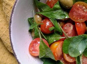 Una foto de Ensalada de Tomatitos Cherry con Rúcula y Aceitunas Sevillanas