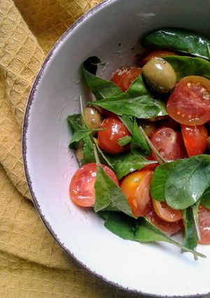 Una foto de Ensalada de Tomatitos Cherry con Rúcula y Aceitunas Sevillanas