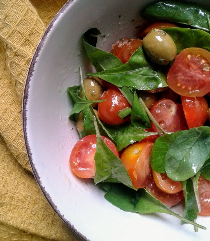 Una foto de Ensalada de Tomatitos Cherry con Rúcula y Aceitunas Sevillanas