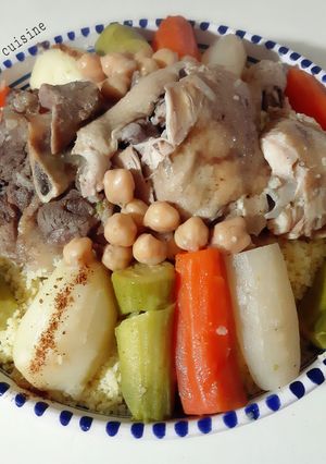 Une photo de Couscous aux deux viandes et aux légumes sauce blanche 🍴
