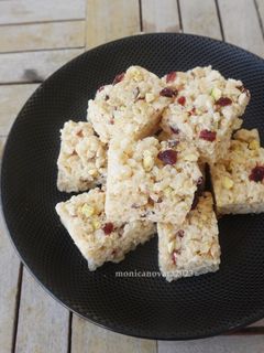 Foto resep Cranberry & Pistachio Crispy Bars