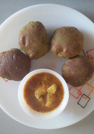 A picture of Methi puri.