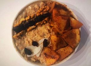 Una foto de Gachas de avena y manzana (apple pie) al microondas. (Oatmeal)