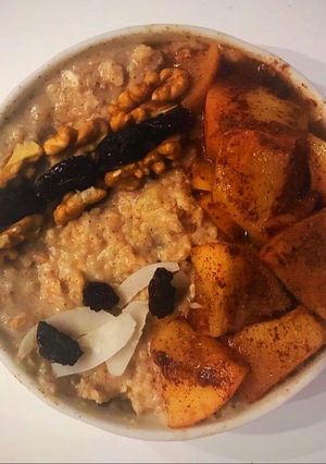 Una foto de Gachas de avena y manzana (apple pie) al microondas. (Oatmeal)