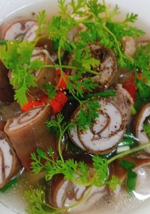 Hình của món Canh nấm mèo cuộn chả cá.