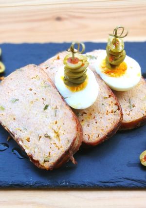 Una foto de Pudín de arroz encamisado en panceta curada a la pimienta negra