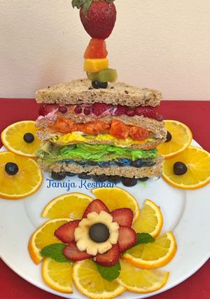 A picture of Grand Rainbow fruits sandwich.