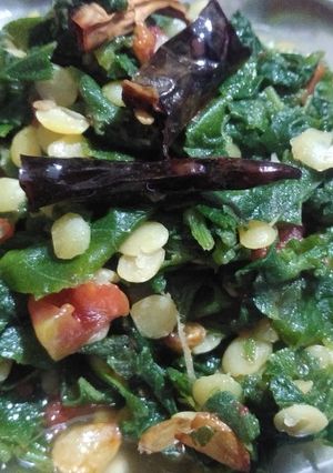 कद्दू के पत्तों की दाल वाली साग (Kaddu ke patto ki dal wali saag recipe in hindi) रेसिपी मुख्य फोटो