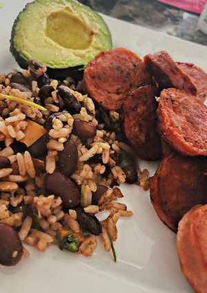 Una foto de Pinto, Sausages and Avocado