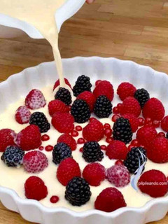 Una foto de Tarta Jugosa de frutos rojos "Clafouti" 😋