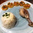 Pollo dorado arroz con ajonjolí y zucchini asado con hogao