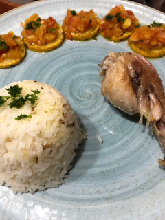 Una foto de Pollo dorado arroz con ajonjolí y zucchini asado con hogao