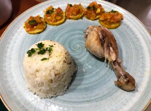 Una foto de Pollo dorado arroz con ajonjolí y zucchini asado con hogao
