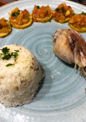 Una foto de Pollo dorado arroz con ajonjolí y zucchini asado con hogao