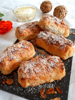 Mandelröllchen gefüllt mit Marzipan Rezepthauptbild