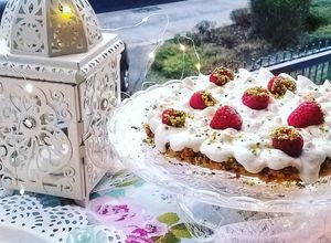 صورة لوصفة قشطلية الكنافة على شكل تارت بالتوت الأحمر و اللويزة 🍓🍵