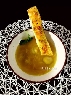 Una foto de Sopa de cebolla con coles de Bruselas