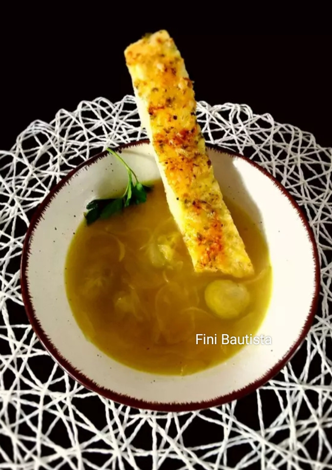 Una foto de Sopa de cebolla con coles de Bruselas