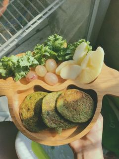 Hình của món Pancake cải Kale yến mạch - BLW.