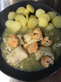 Una foto de Merluza en salsa verde con langostinos