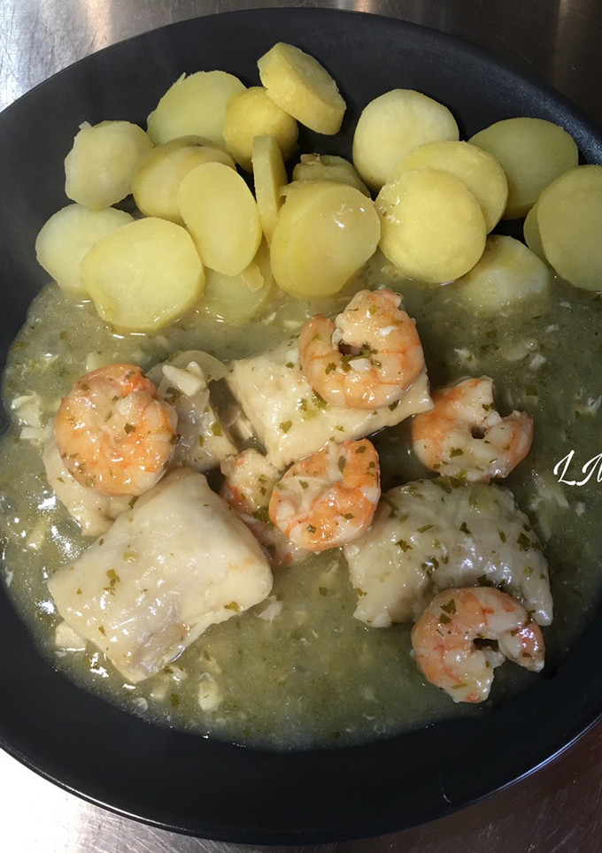 Una foto de Merluza en salsa verde con langostinos