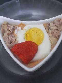 Una foto de Salmorejo de fresas con atún