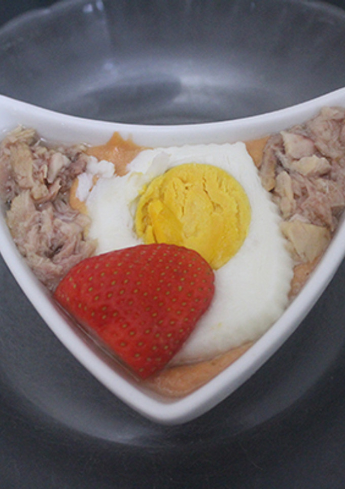 Una foto de Salmorejo de fresas con atún