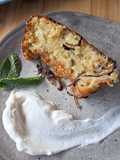 Gâteau de courgettes menthe, skyr et halloumi