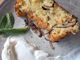 Gâteau de courgettes menthe, skyr et halloumi
