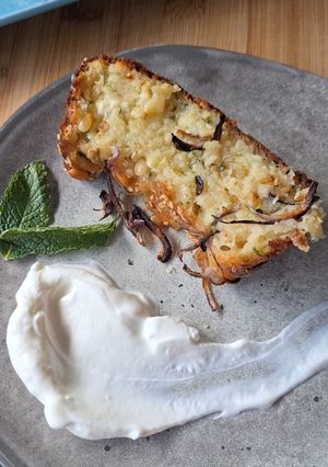 Une photo de Gâteau de courgettes menthe, skyr et halloumi