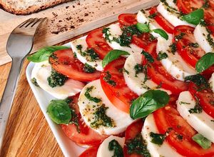 Hình của món 💚 Salad Caprese (Phô Mai Mozzarella Tươi & Cà Chua).