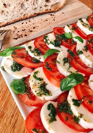 Hình của món 💚 Salad Caprese (Phô Mai Mozzarella Tươi & Cà Chua).
