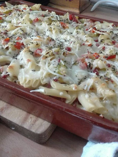 Una foto de Macarrones gratinados con jamón y verdura