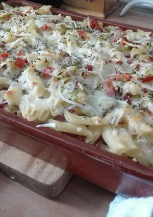Foto principal de Macarrones gratinados con jamón y verdura